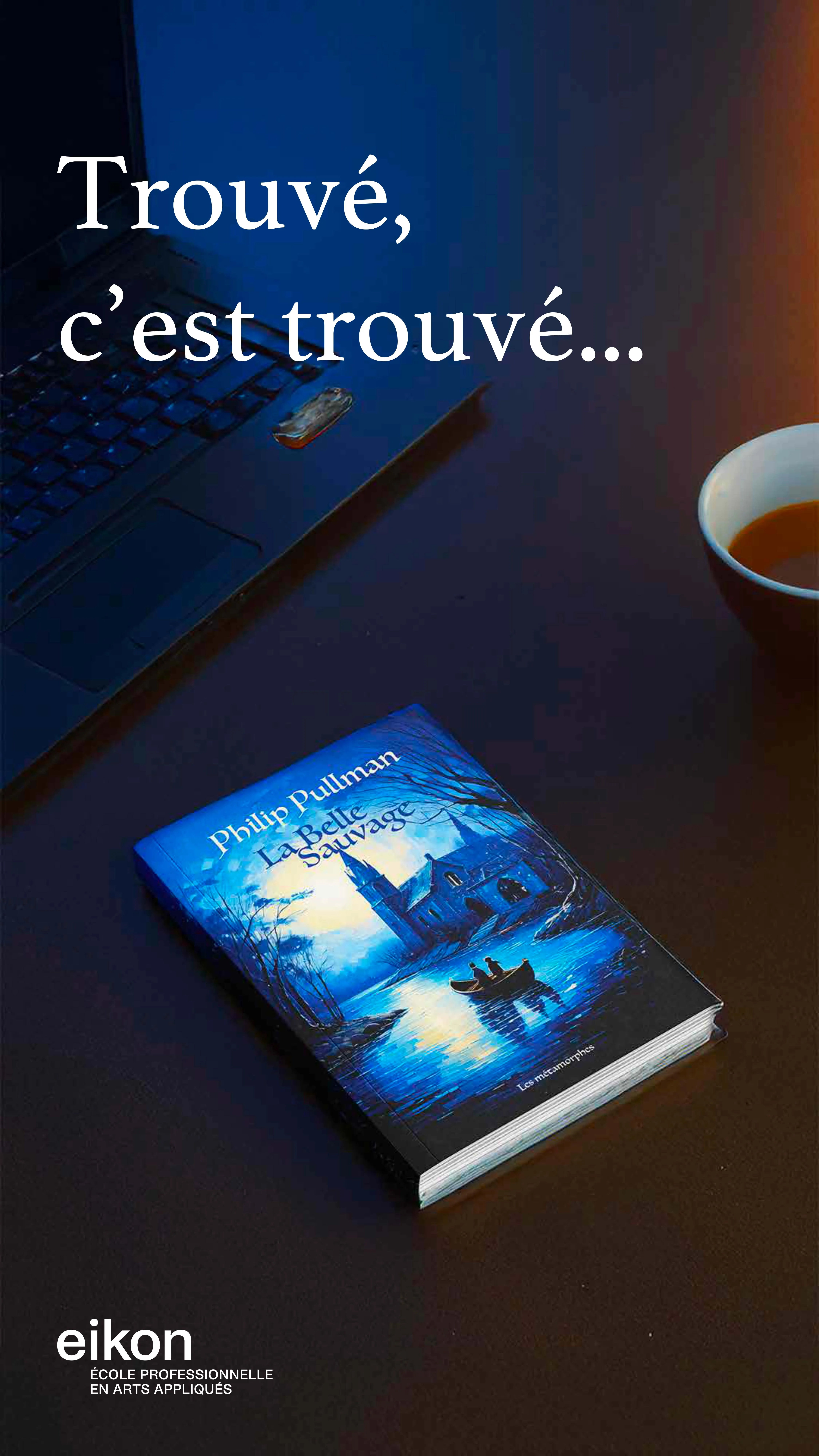 un livre sur un bureau