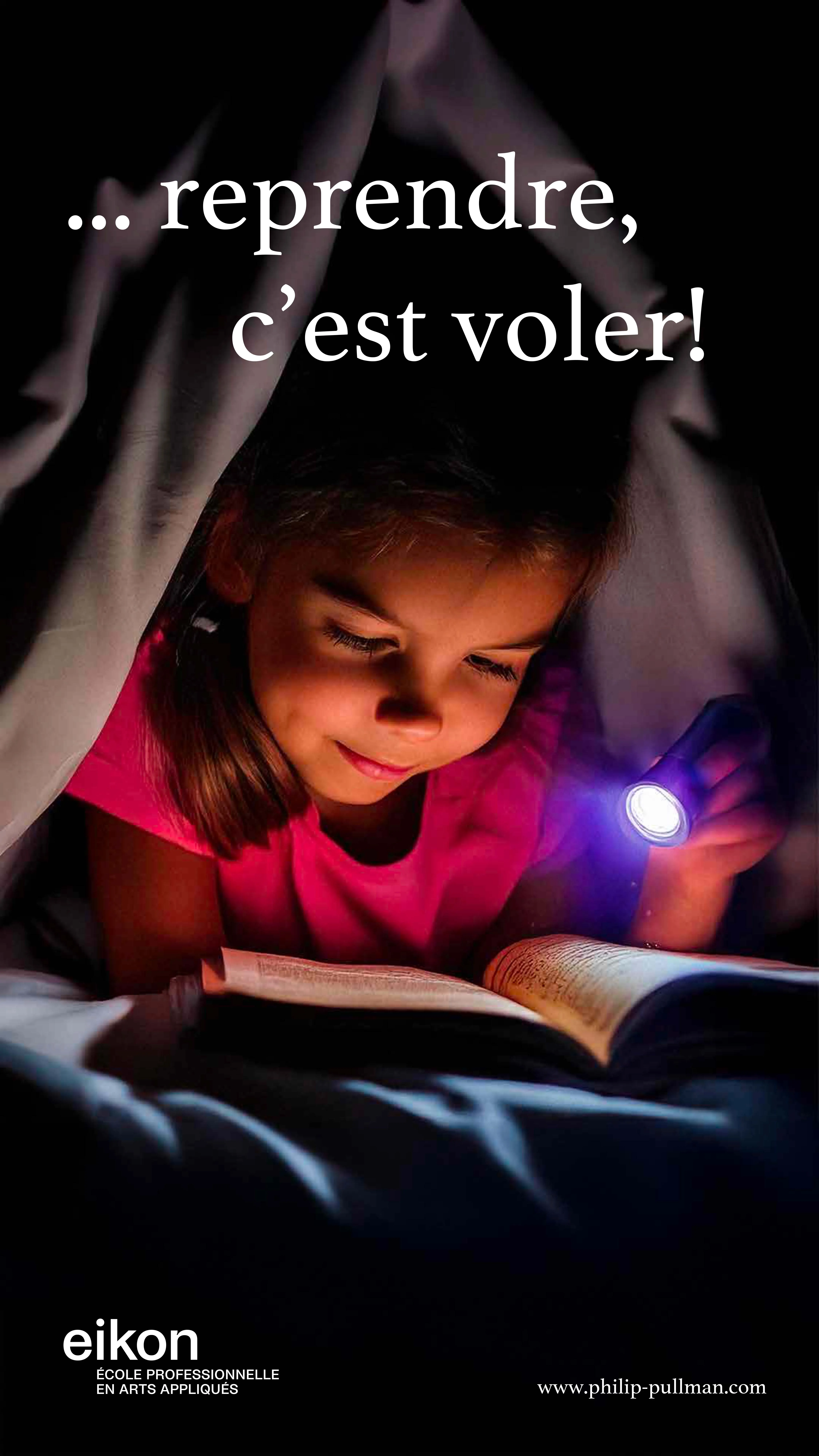 une enfant sous la couette lit un livre
