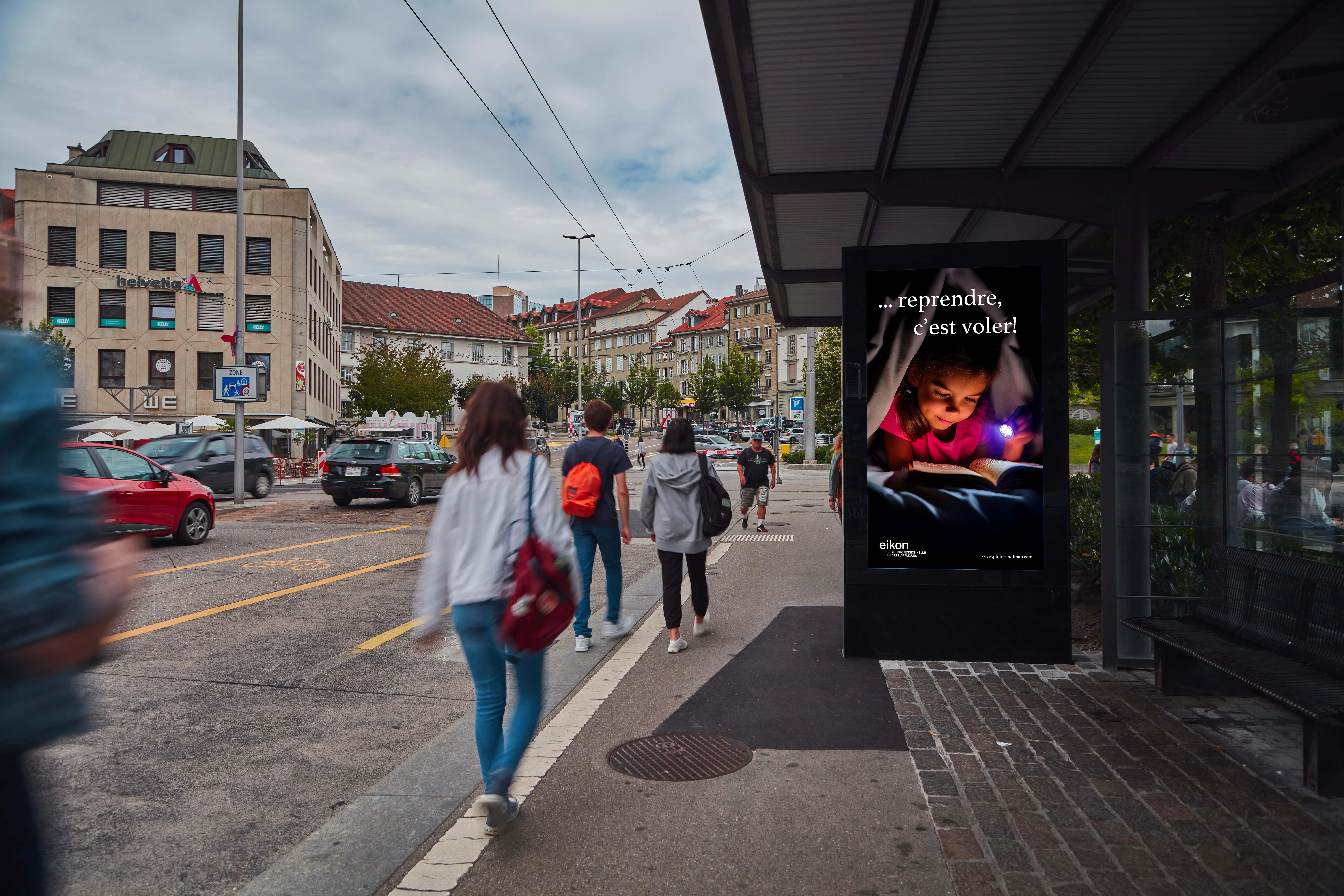 mockup dune enfant sous la couette lit un livre