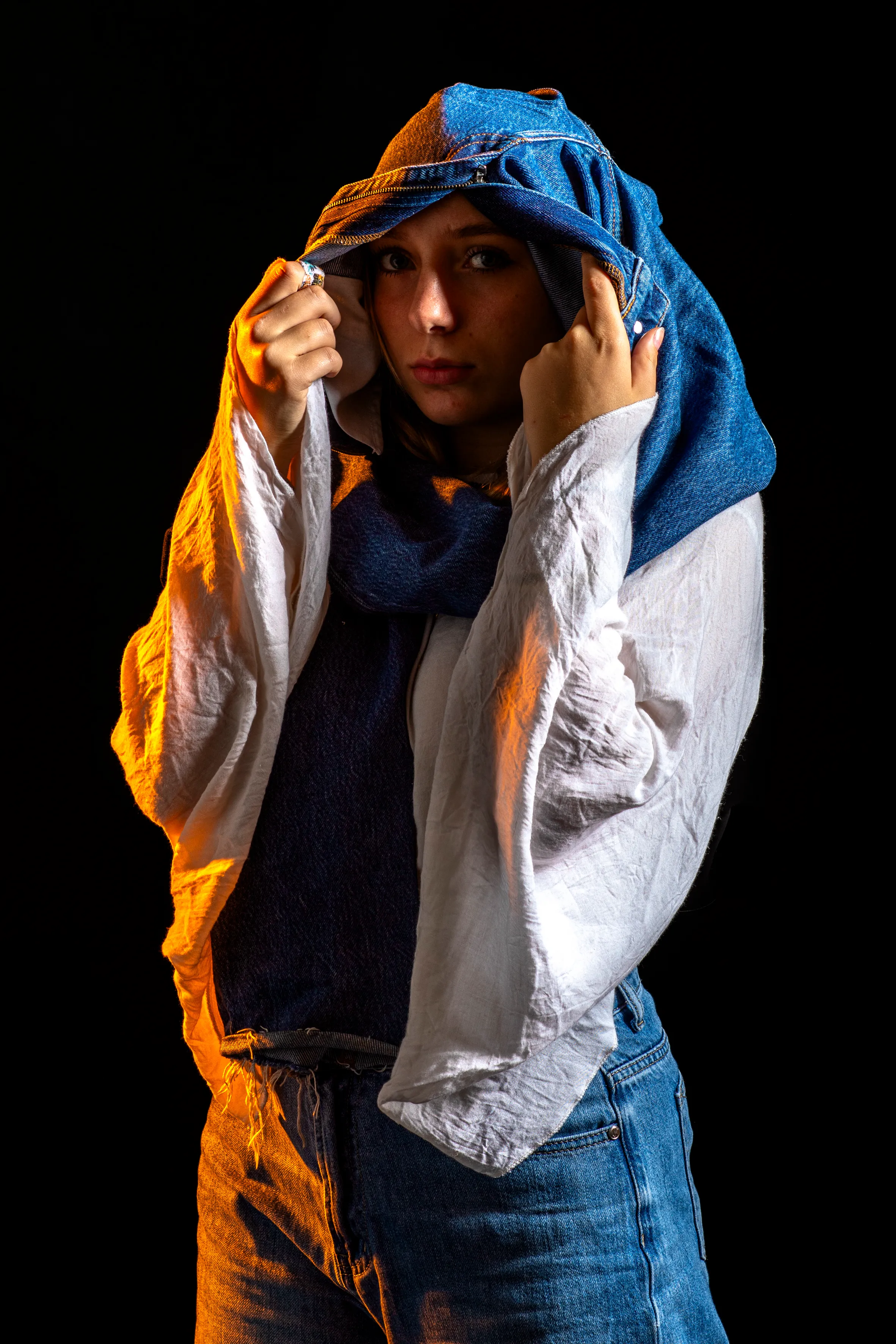 une fille avec pantalont sur la tete