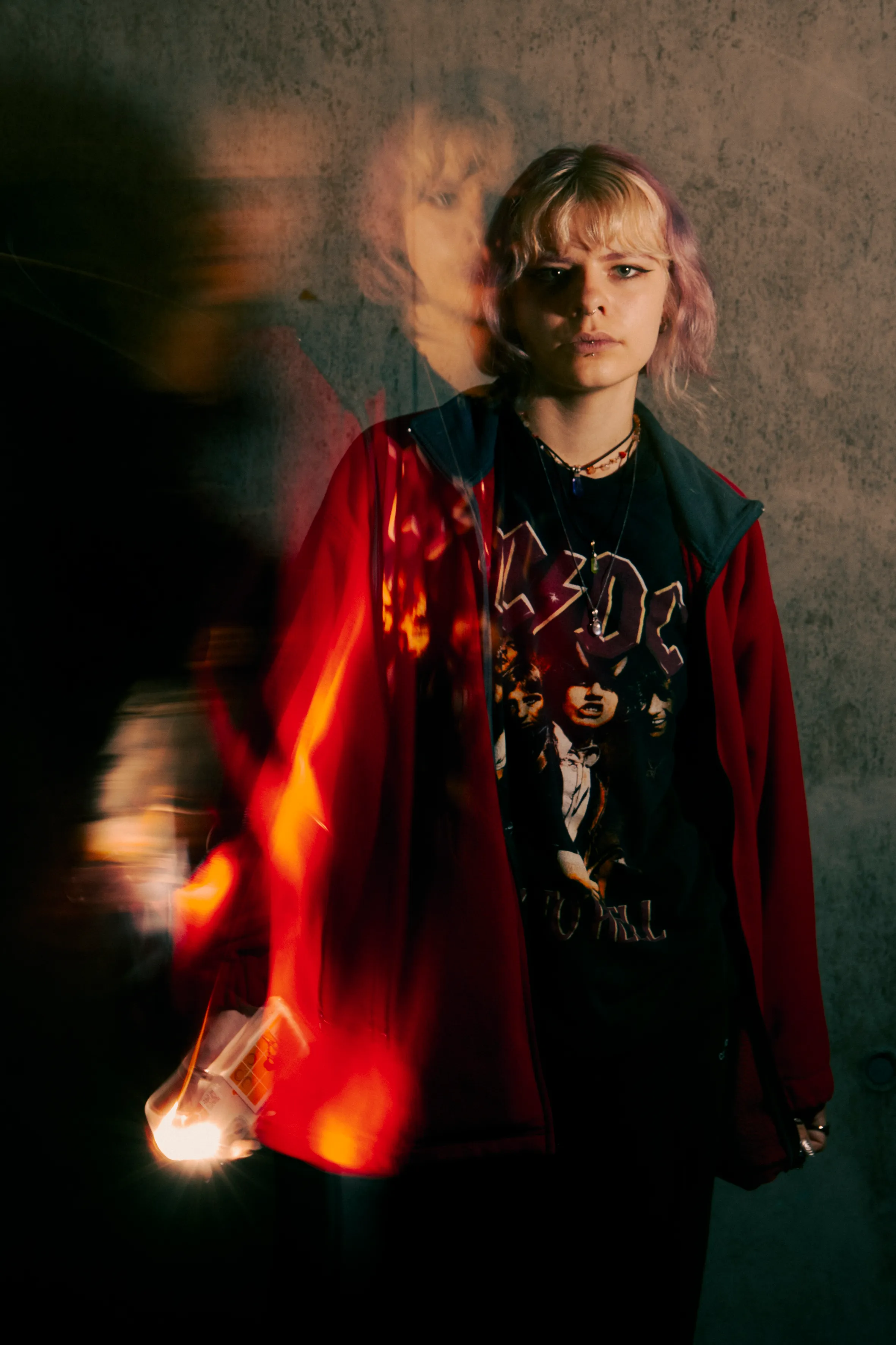 fille avec un flash rouge